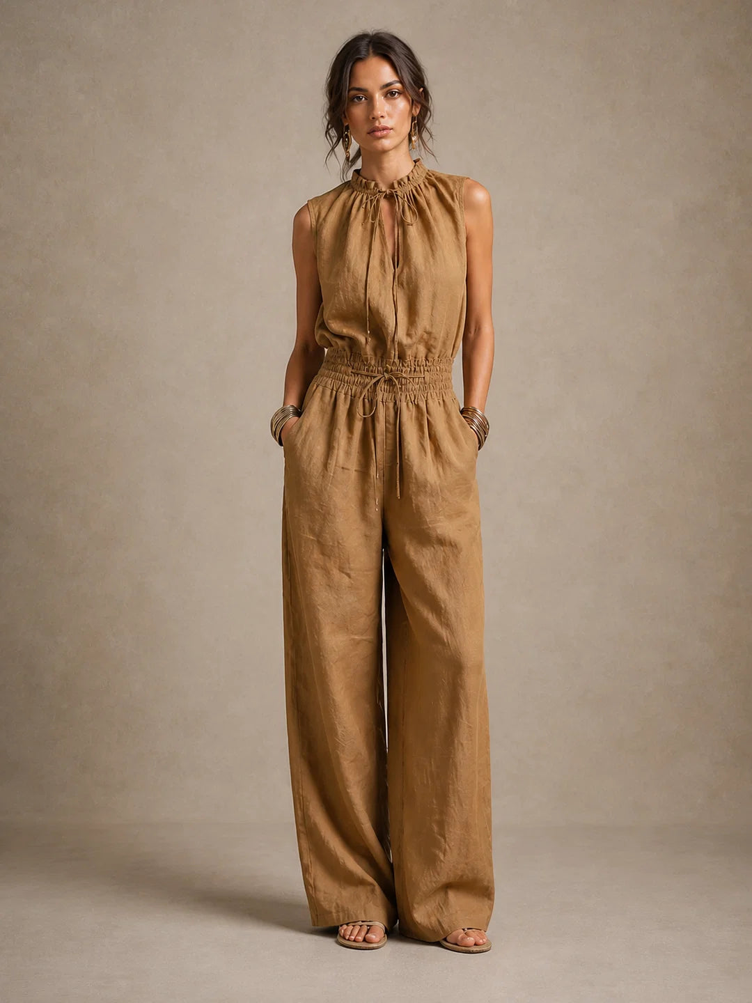 Moira - Elegante Mono de Lino Camel con Cintura y Cuello Ajustables