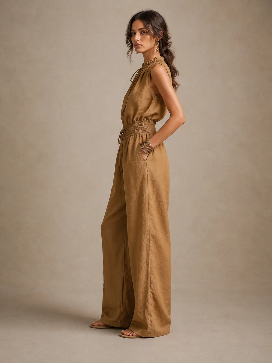 Moira - Elegante Mono de Lino Camel con Cintura y Cuello Ajustables