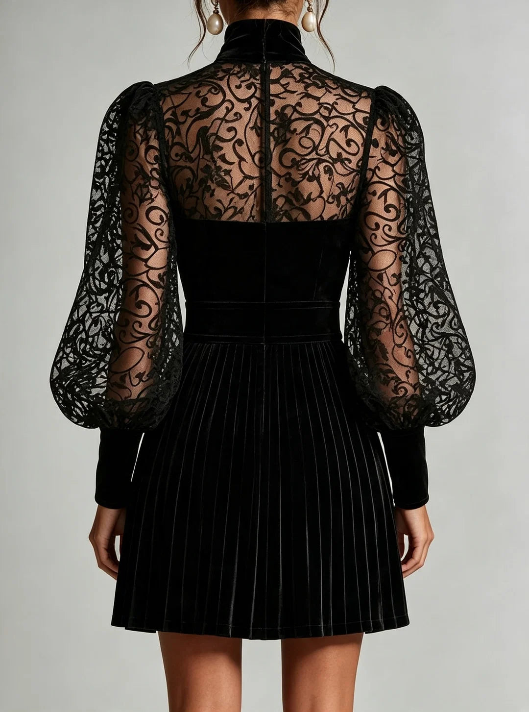 Elissa - Vestido Negro de Terciopelo con Cuello Alto y Mangas de Encaje