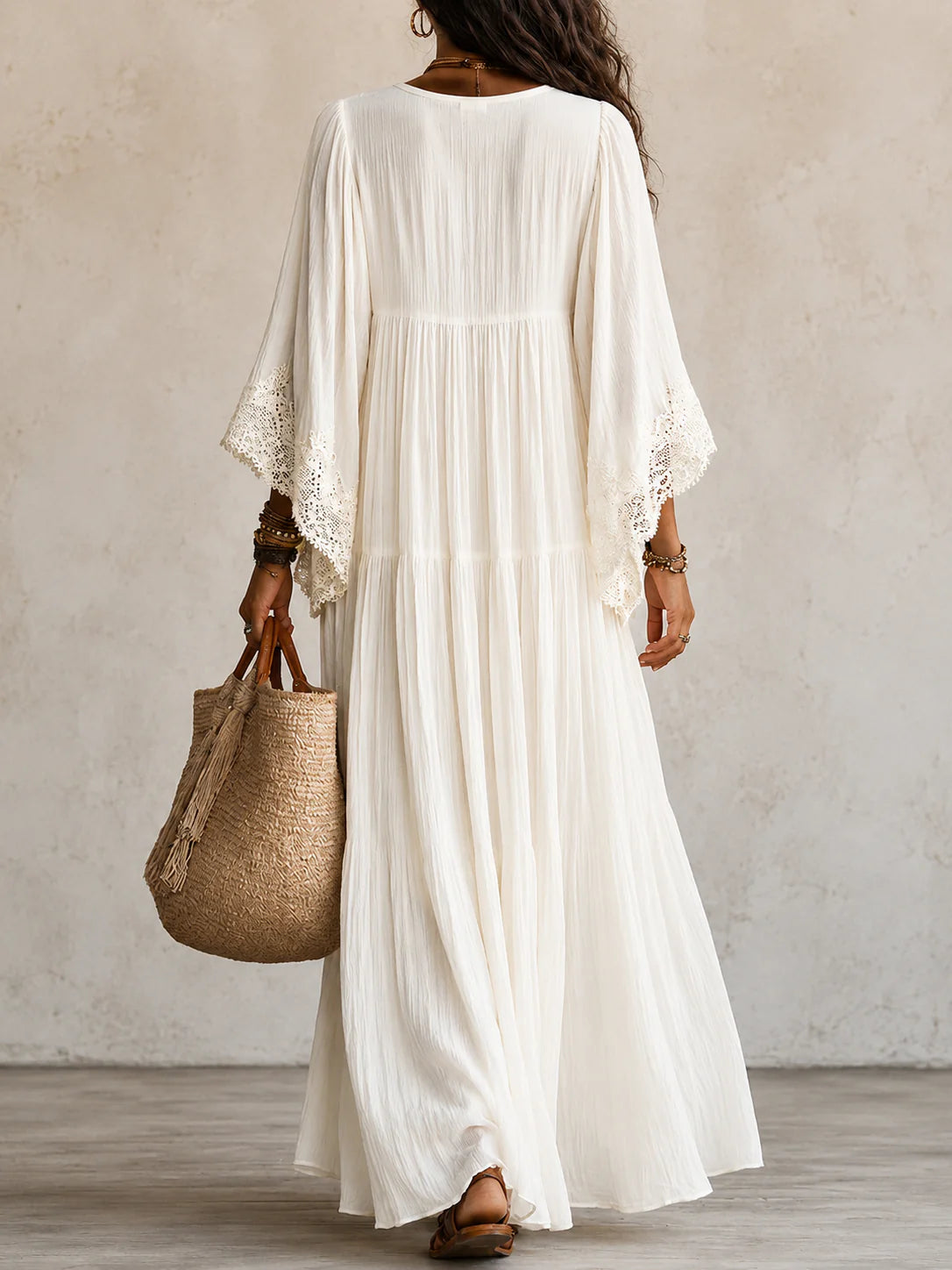 Serina - Vestido Maxi Blanco con Escote y Detalles Bordados