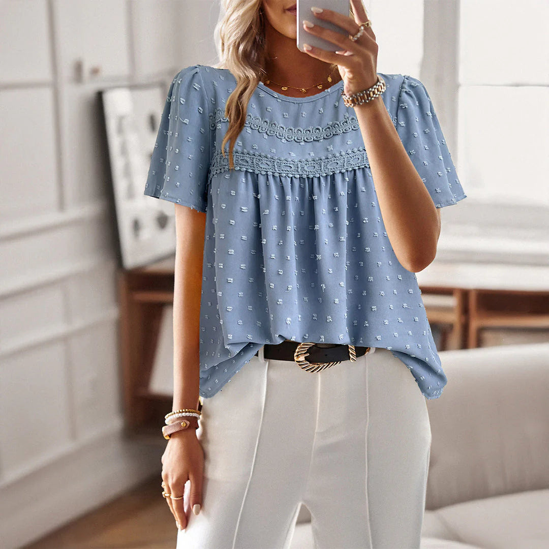 Arya - Blusa de Lunares en Relieve de Manga Corta