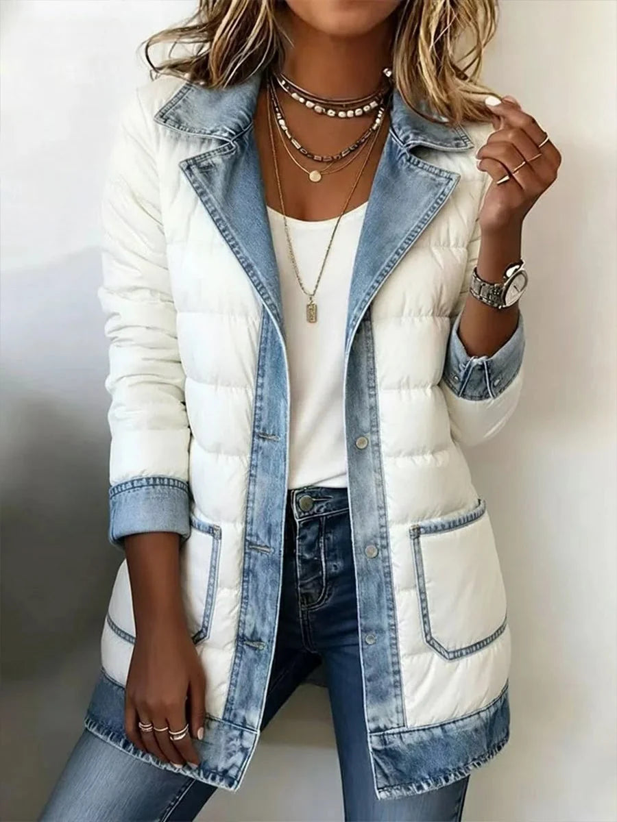 Hana - Abrigo Acolchado Blanco con Detalles de Denim