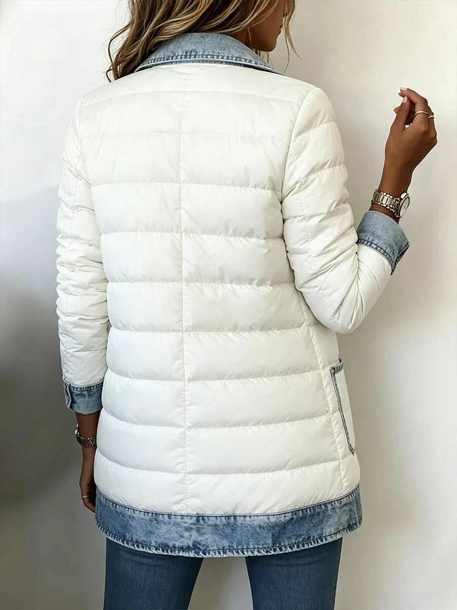 Hana - Abrigo Acolchado Blanco con Detalles de Denim